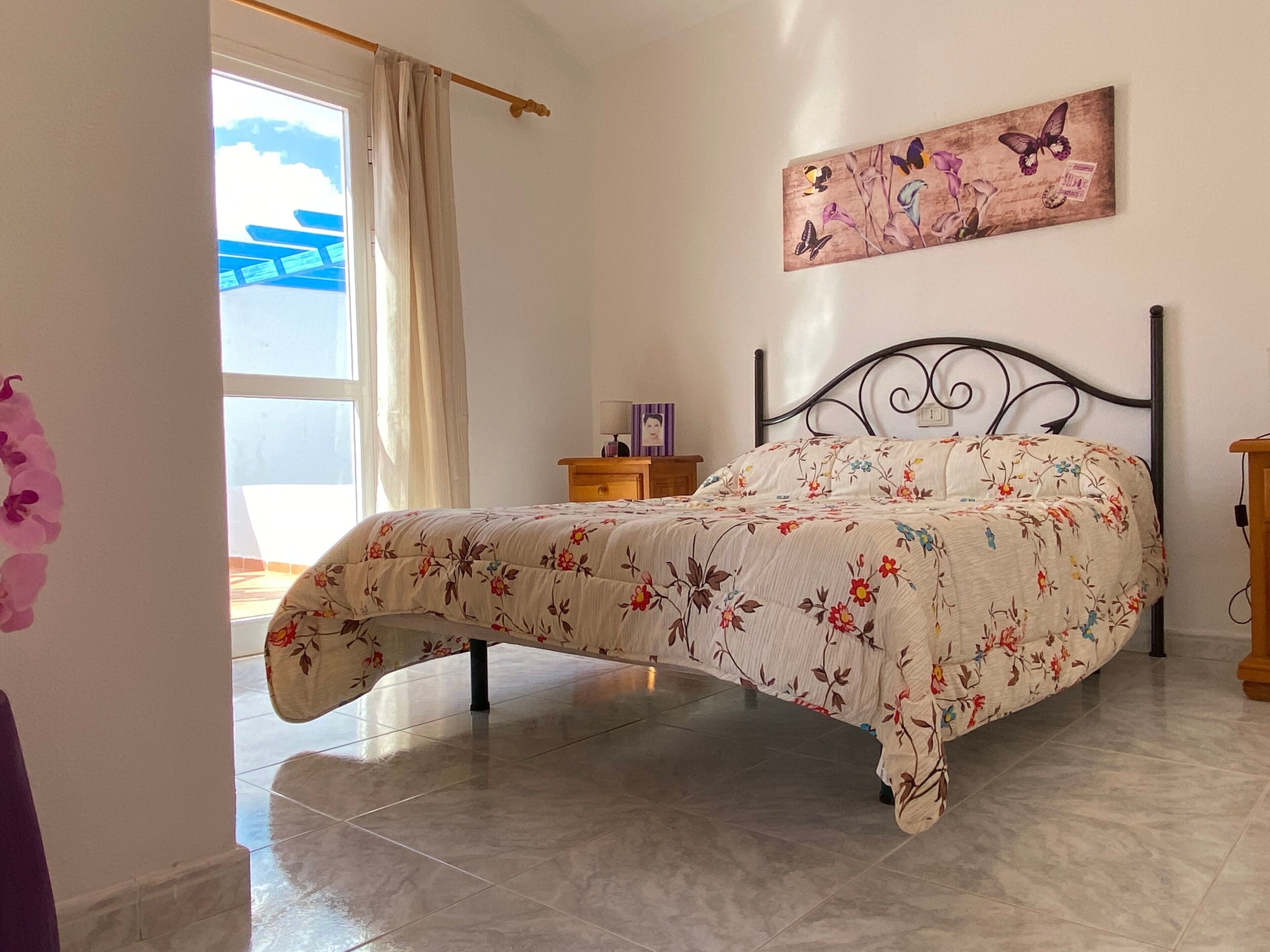 Iron/ironing board, WiFi, bed sheets