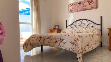 Iron/ironing board, WiFi, bed sheets