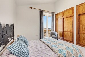 Tabla de planchar con plancha, wifi, ropa de cama