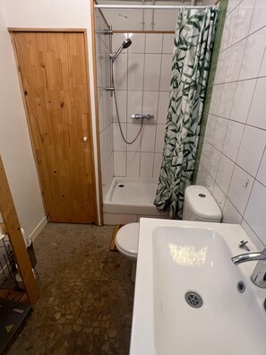 Bathroom - Charming House & Large Private Park – Périgord Noir, near Sarlat (sleeps 8) (Campagnac-lès-Quercy)