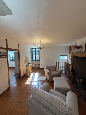 Living area - Charming House & Large Private Park – Périgord Noir, near Sarlat (sleeps 8) (Campagnac-lès-Quercy)