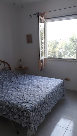 Tabla de planchar con plancha y ropa de cama 