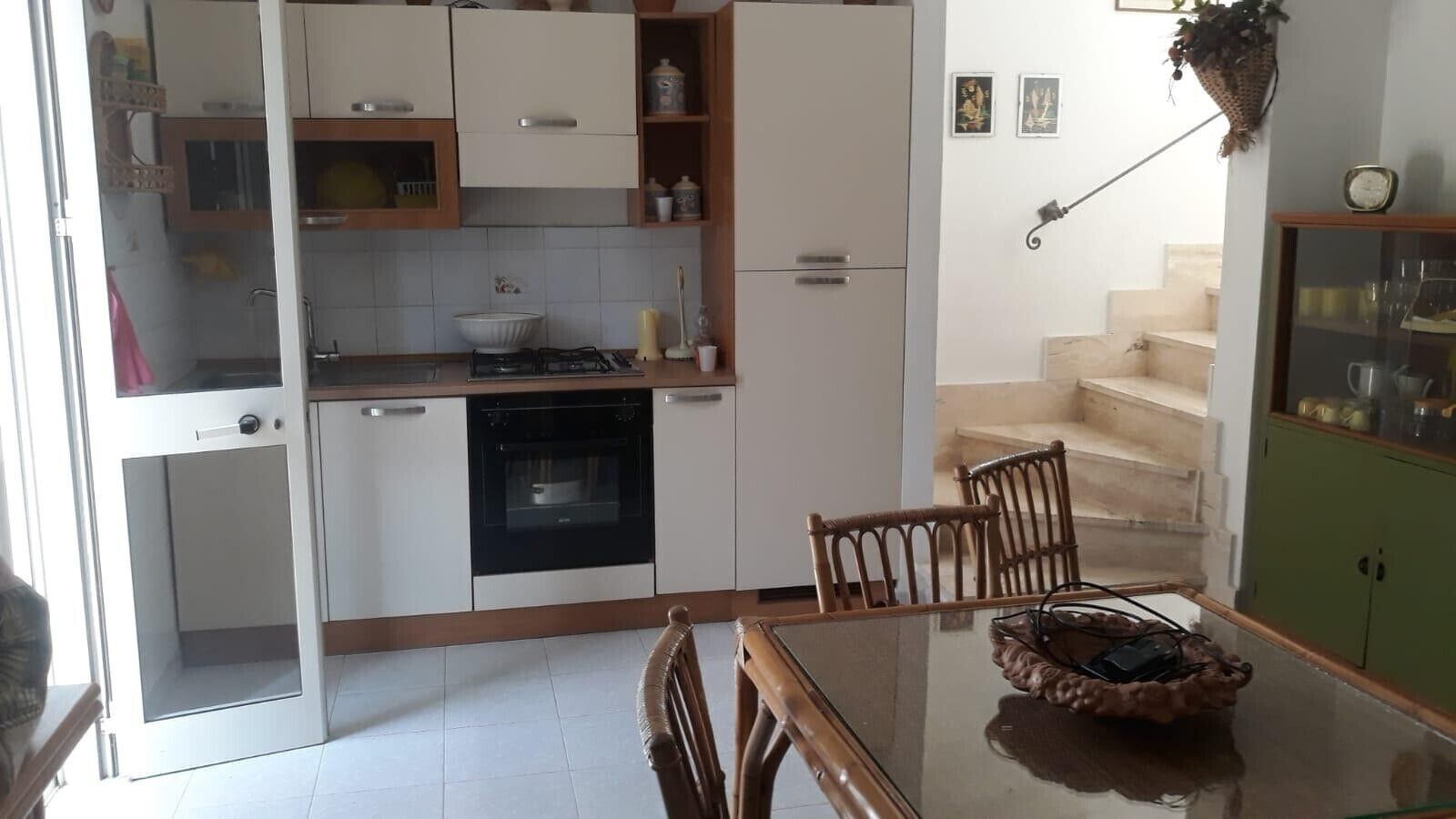 Fridge, oven, stovetop, coffee/tea maker