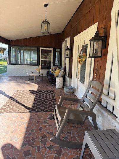 Charming 3 bedroom farmhouse with AC in wonderful Schriever