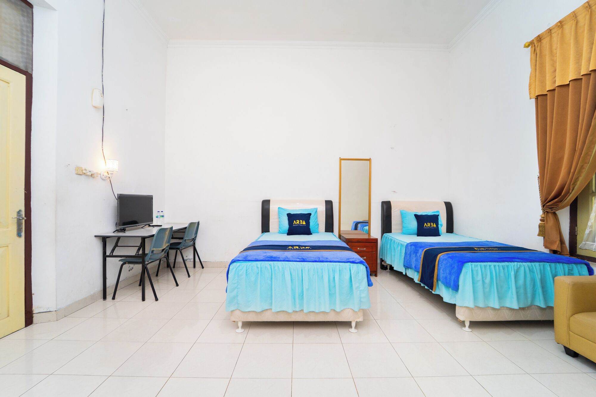 Family Room | Desk, free WiFi