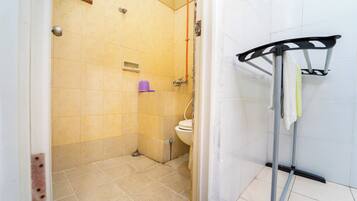 Deluxe Room | Bathroom | Shower, towels