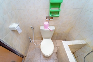 Habitación familiar | Baño | Regadera y toallas 