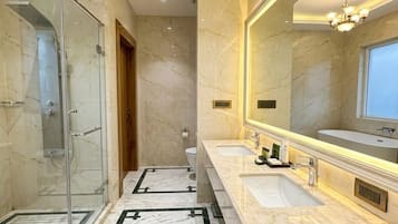 Deluxe Double Room | Bathroom | Shower, rainfall showerhead, free toiletries, hair dryer