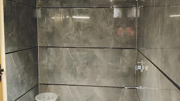Chambre Double | Salle de bain | Sèche-cheveux, serviettes fournies, savon, shampoing