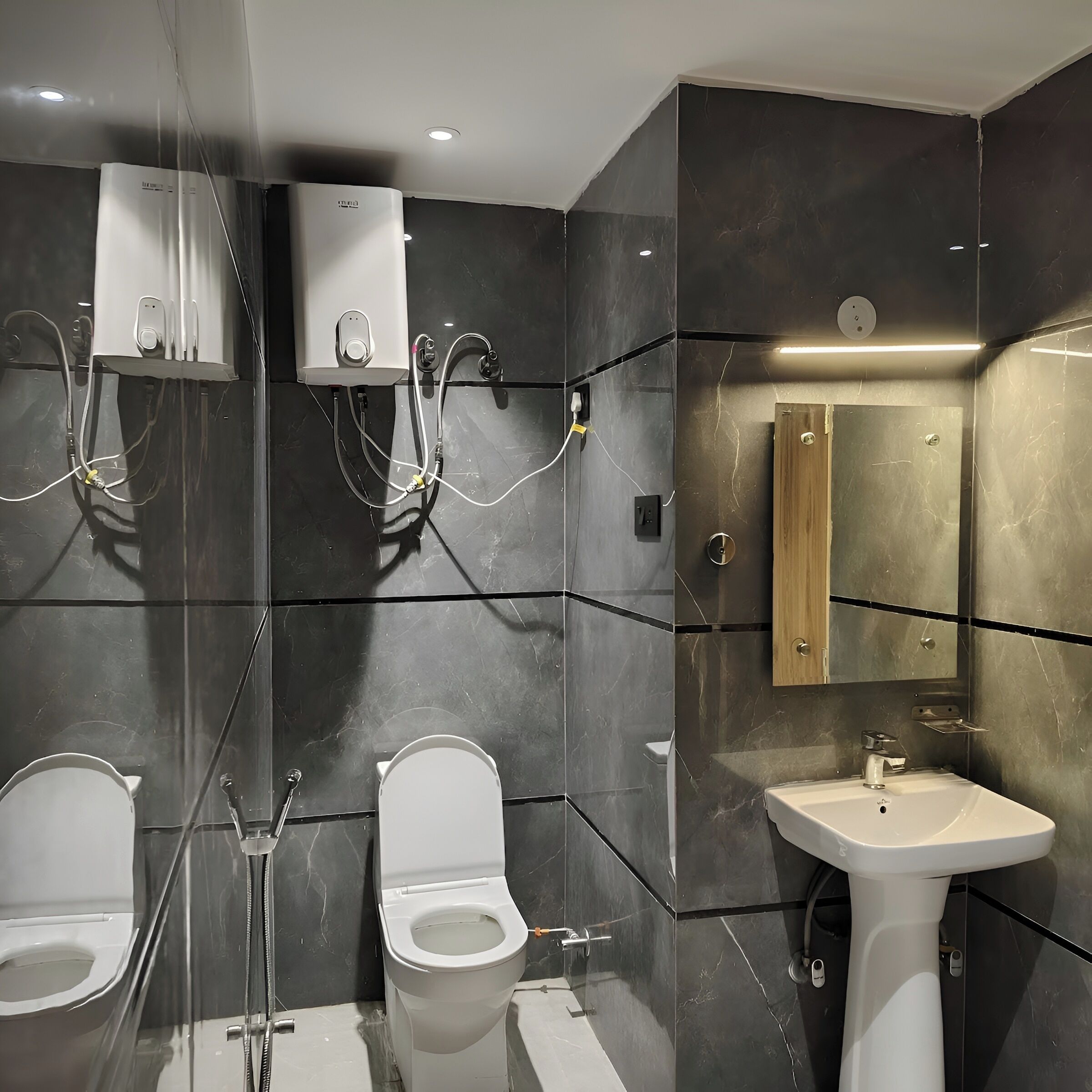 Double Room | Bathroom | Hair dryer, towels, soap, shampoo