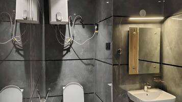 Double Room | Bathroom | Hair dryer, towels, soap, shampoo