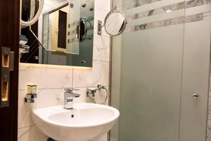 Junior Suite, City View | Bathroom | Slippers - Maskan Noon Hotel (Jeddah)