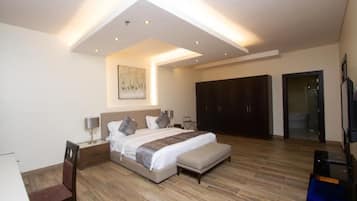 In-room safe, soundproofing, iron/ironing board, free WiFi