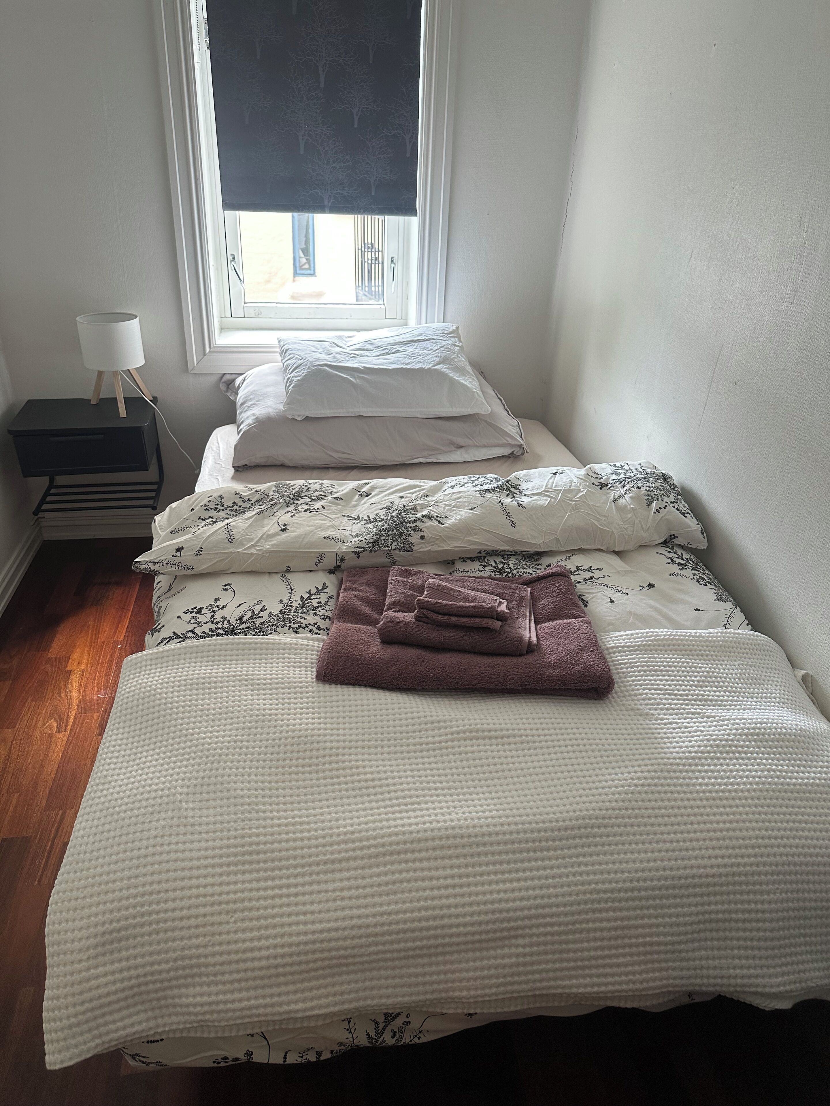 3 habitaciones, tabla de planchar con plancha, wifi y ropa de cama 
