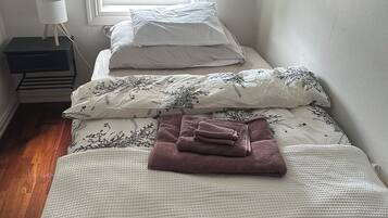 3 habitaciones, tabla de planchar con plancha, wifi y ropa de cama
