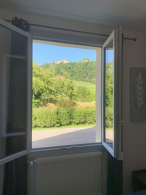 Interior - VOITEUR-JURA, in the heart of the vineyards: Les Magnolias, a comfortable three-room apartment. (Voiteur)