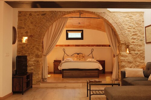 Can Joan Loft - A romantic loft with a medieval arch on the Costa Brava