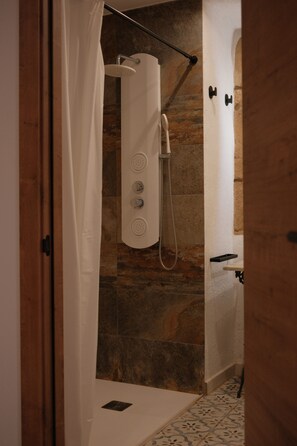 Toallas, jabón, shampoo, papel de baño 