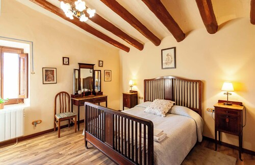 Country House with Vineyard Views, BBQ & Fireplace