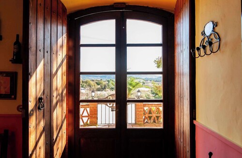 Country House with Vineyard Views, BBQ & Fireplace