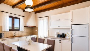 Wasserkocher mit Kaffee-/Teezubehör, Kühlschrank, Mikrowelle, Ofen