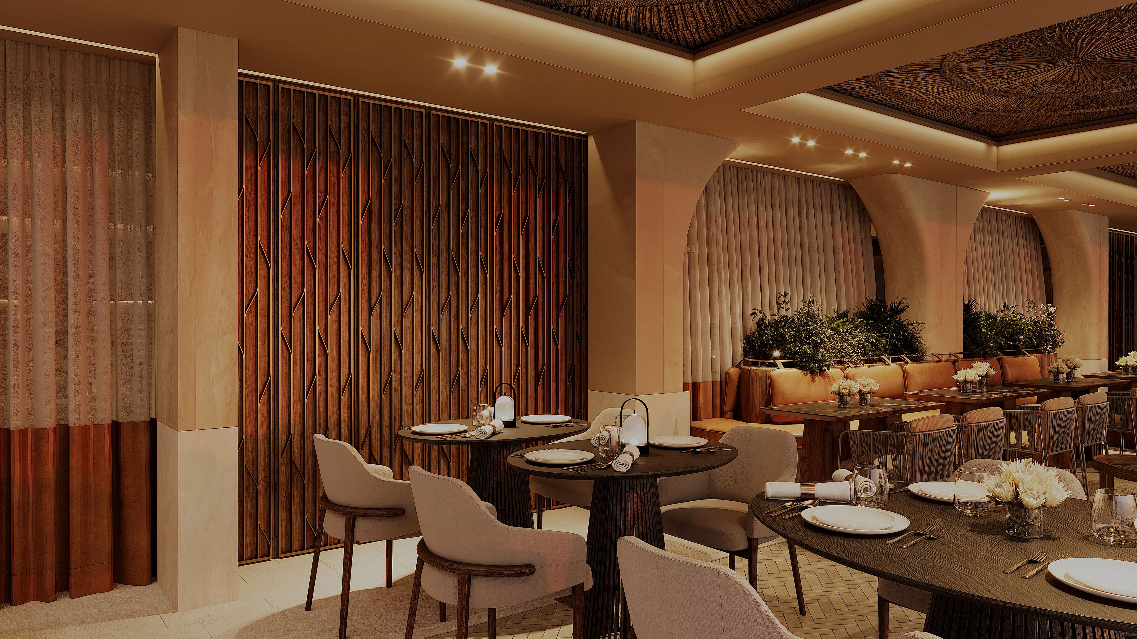 Un restaurante con mesas redondas, sillas y una pared decorativa de madera.