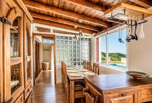 Ein Essbereich aus Holz mit Blick ins Freie.