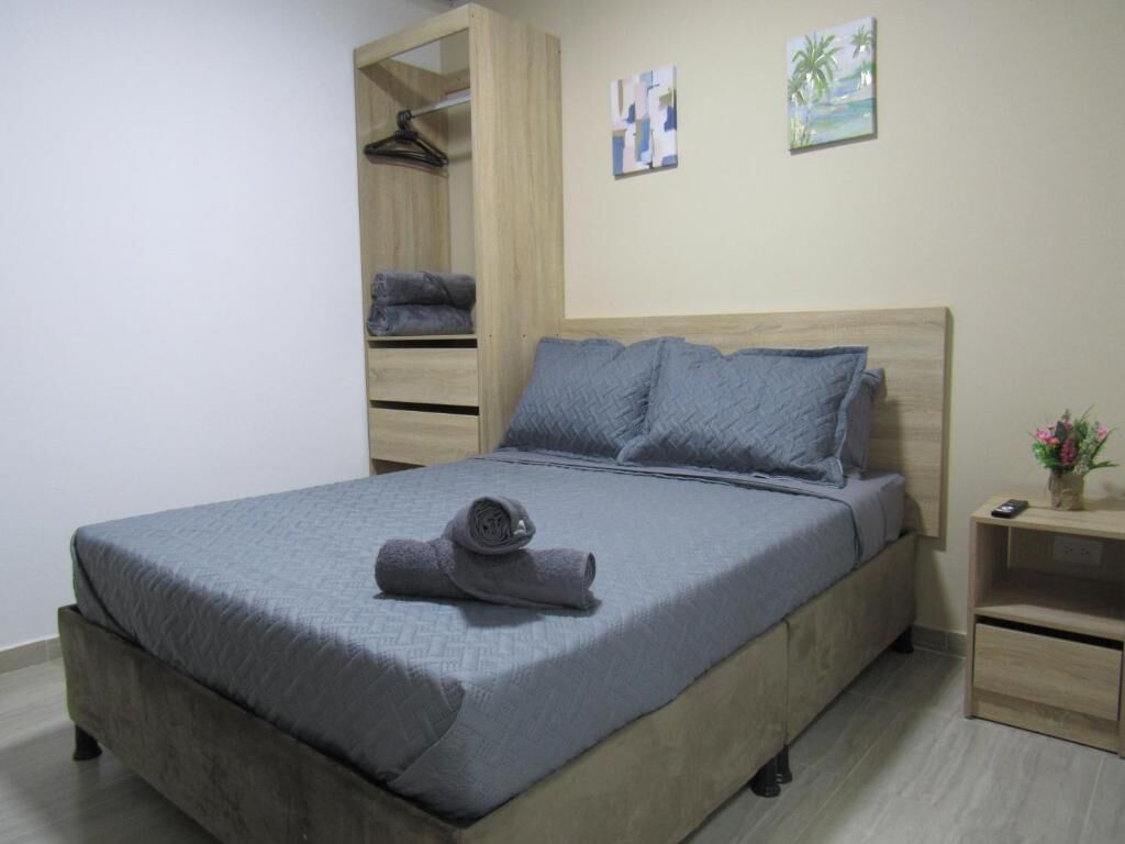 Quarto casal luxo | Cortinas blackout, ferros/tábuas de passar roupa, Wi-Fi de cortesia