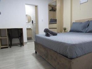 Quarto casal luxo | Cortinas blackout, ferros/tábuas de passar roupa, Wi-Fi de cortesia