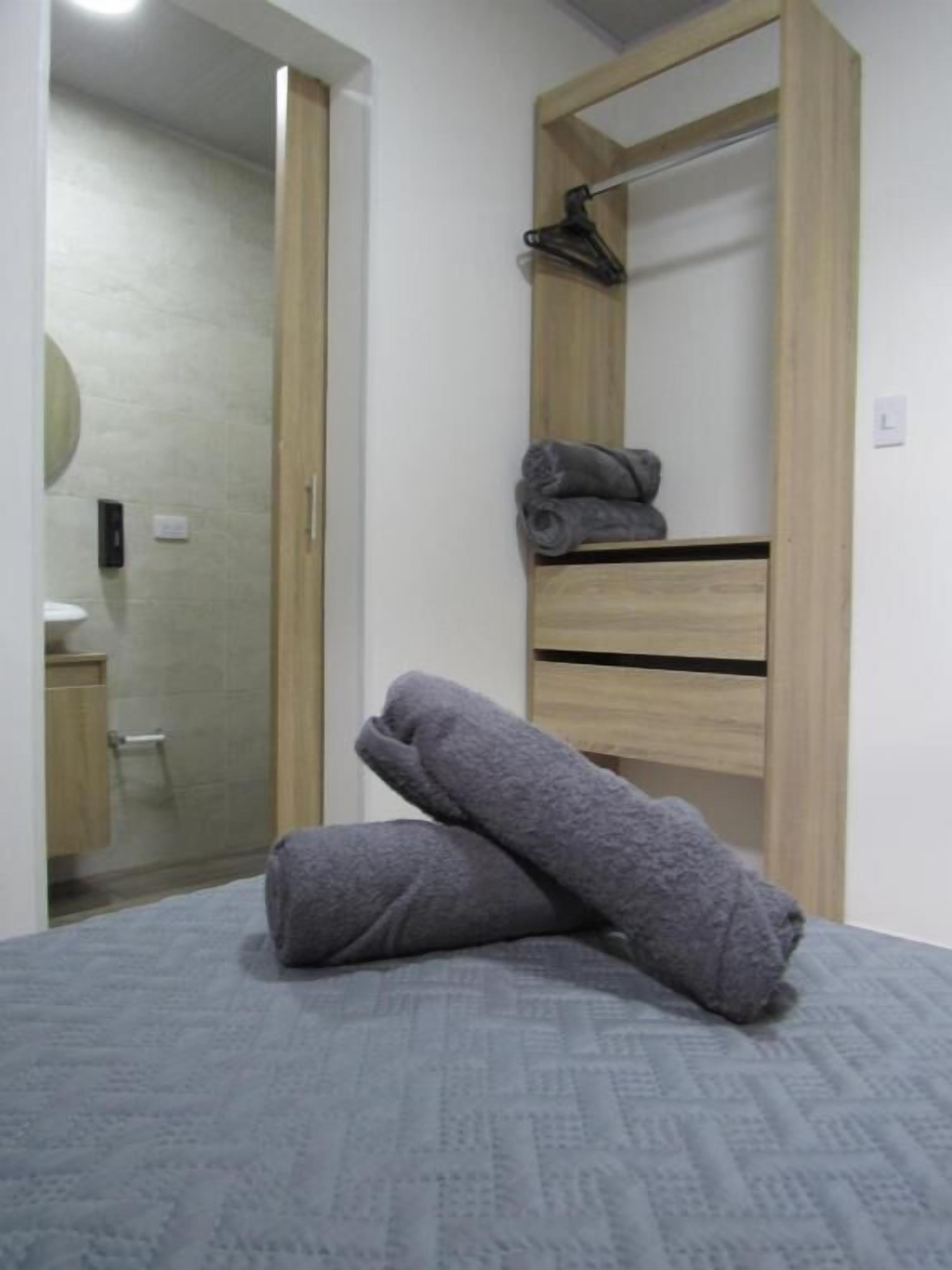 Quarto casal luxo | Cortinas blackout, ferros/tábuas de passar roupa, Wi-Fi de cortesia