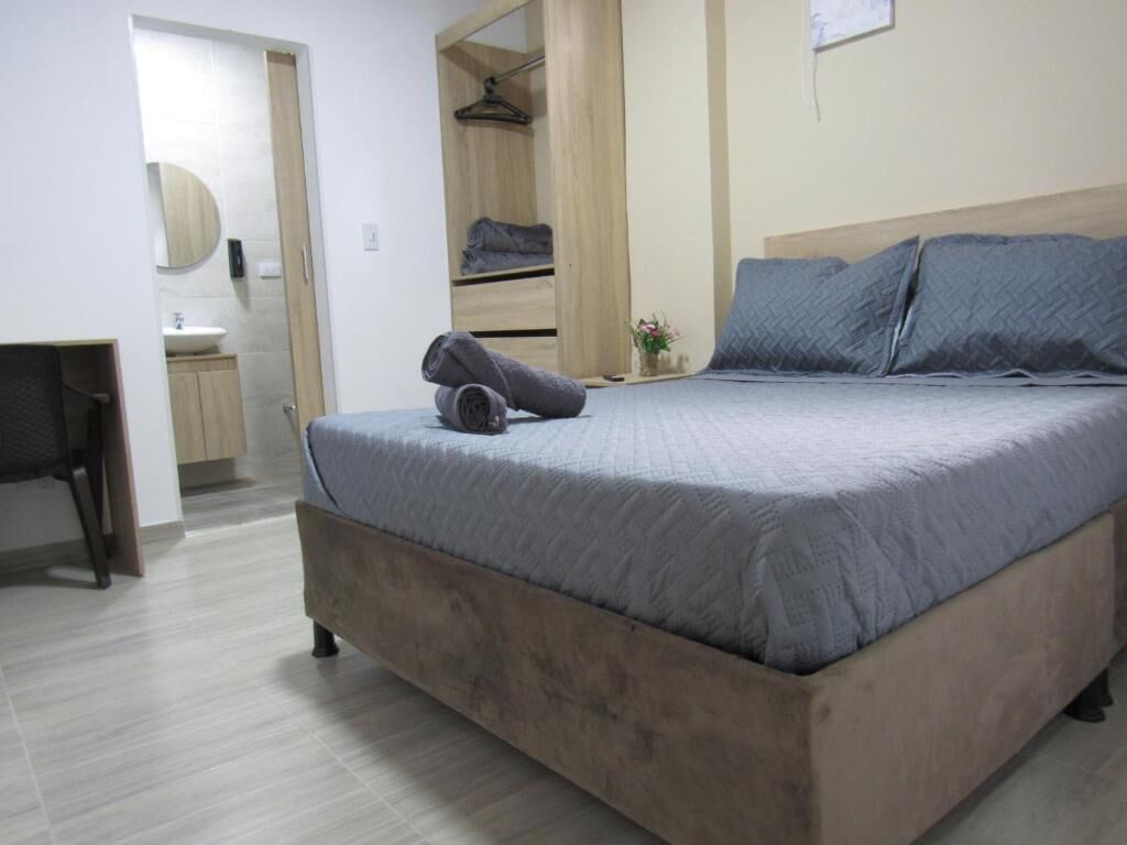 Quarto casal luxo | Cortinas blackout, ferros/tábuas de passar roupa, Wi-Fi de cortesia