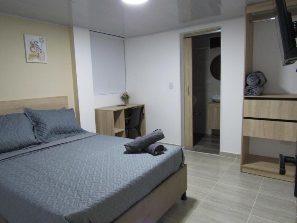 Quarto casal luxo | Cortinas blackout, ferros/tábuas de passar roupa, Wi-Fi de cortesia