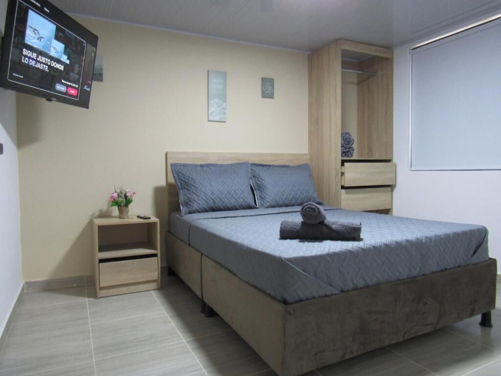 Quarto casal luxo | Cortinas blackout, ferros/tábuas de passar roupa, Wi-Fi de cortesia