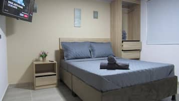 Habitación doble Deluxe | Cortinas blackout, tabla de planchar con plancha y wifi gratis