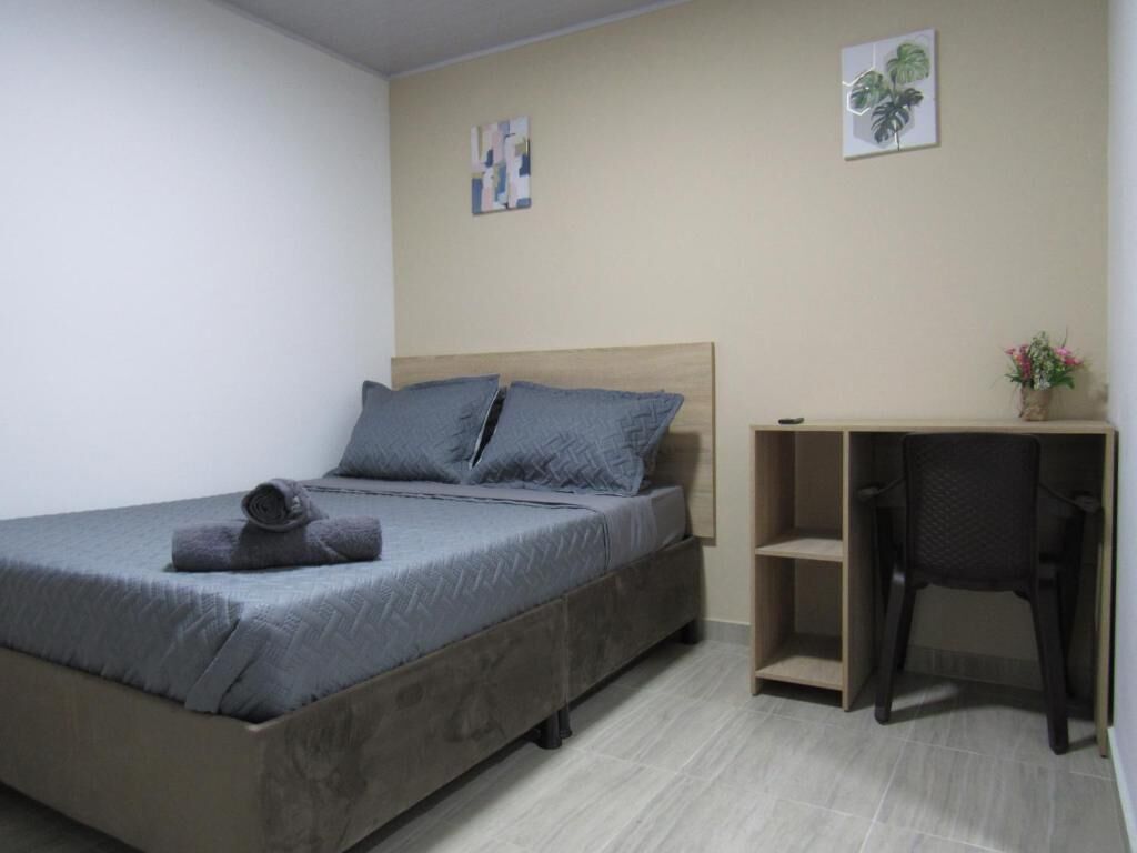 Quarto casal luxo | Cortinas blackout, ferros/tábuas de passar roupa, Wi-Fi de cortesia
