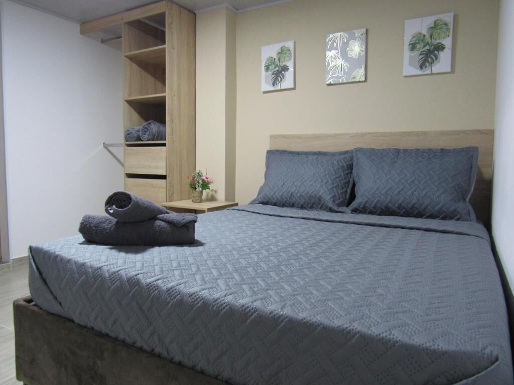 Quarto casal luxo | Cortinas blackout, ferros/tábuas de passar roupa, Wi-Fi de cortesia