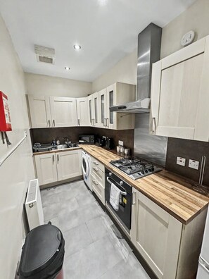 Fridge, microwave, oven, stovetop - 2 Bed Flat in Central Edinburgh (Edinburgh)