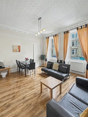 TV - 2 Bed Flat in Central Edinburgh (Edinburgh)