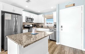 Private kitchen - 2BR Condo - Shared Pool, Hot Tub & Tennis Courts (Destin)