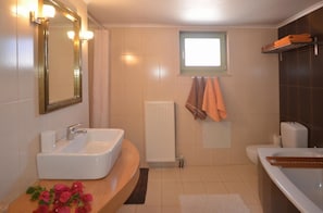 Shower, hair dryer, towels - Villa Verde Petra - Three Bedroom Villa, Sleeps 6 (Armeni)