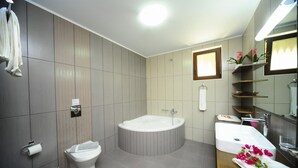 Un baño moderno con bañera, inodoro y lavamanos.