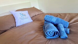 1 quarto, ferros/tábuas de passar roupa, berço de viagem