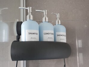 Secador de cabelo, toalhas de banho, sabonete, shampoo