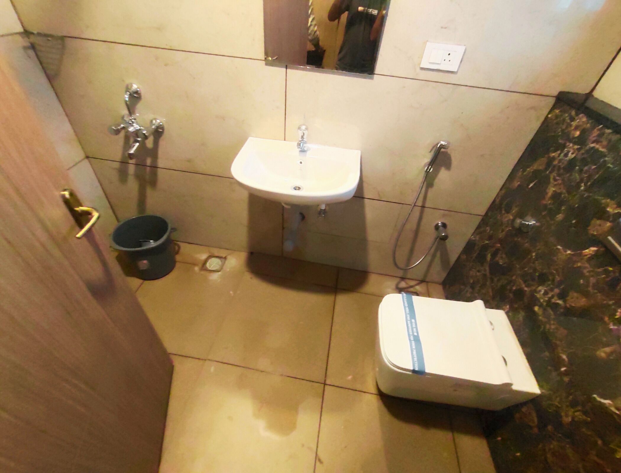 Chambre Double Deluxe | Salle de bain | Articles de toilette gratuits, serviettes fournies, savon, shampoing