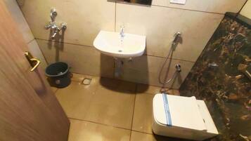 Chambre Double Deluxe | Salle de bain | Articles de toilette gratuits, serviettes fournies, savon, shampoing