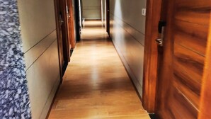 Un pasillo con puertas de madera y suelo alfombrado.