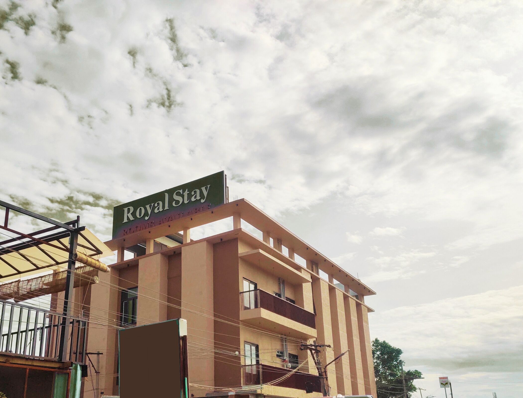 Un edificio con un cartel que dice 'Royal Stay' y balcones.