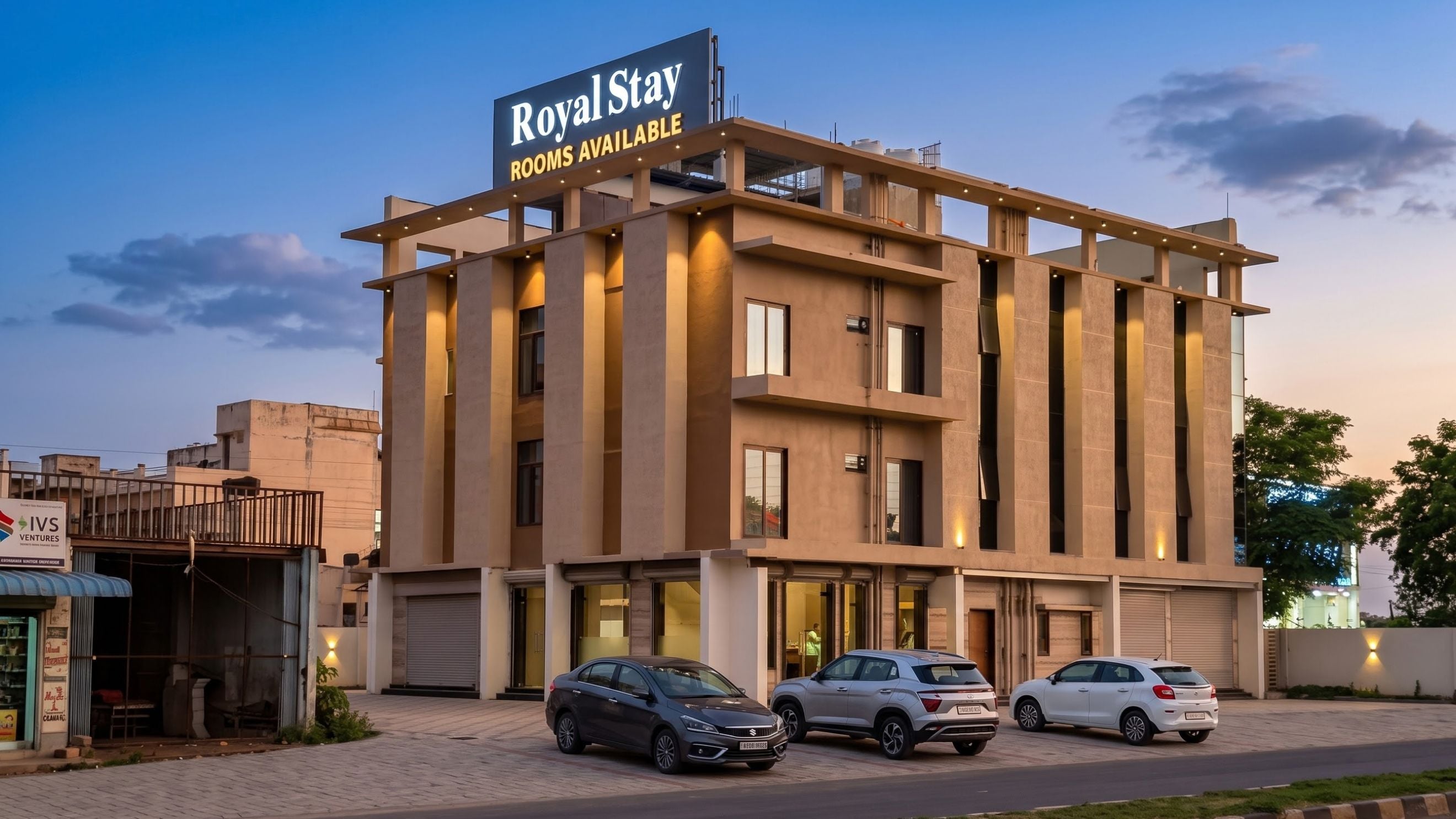 Un hotel llamado Royal Stay, con un letrero que indica habitaciones disponibles.