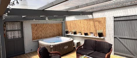 Outdoor spa tub