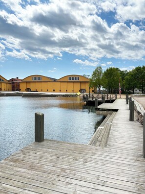 På stranden